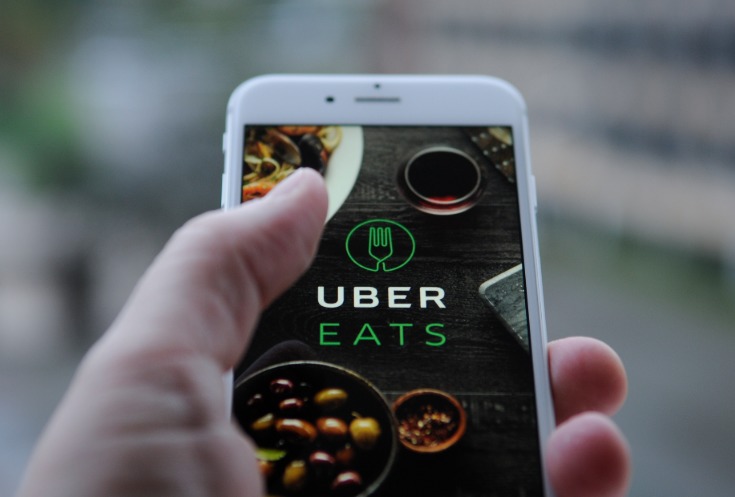 La Municipalidad de Las Condes multó a dos empresas de delivery por no pedir carnet a compradores de alcohol La Municipalidad de Las Condes multó a dos empresas de delivery por no pedir carnet a compradores de alcohol