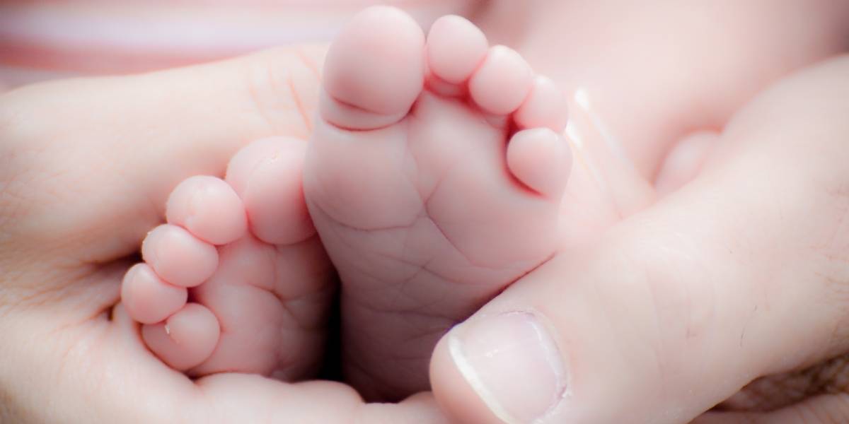 ¡Sorprendente! bebé nace embarazada de su hermano gemelo asombrando a científicos