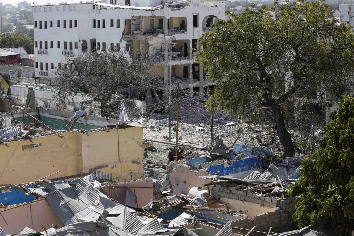 Coche bomba y tiroteo deja 18 muertos y al menos 40 heridos en Somalia