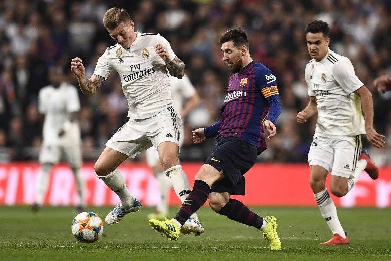 Messi da un pase durante el clásico ante el Madrid