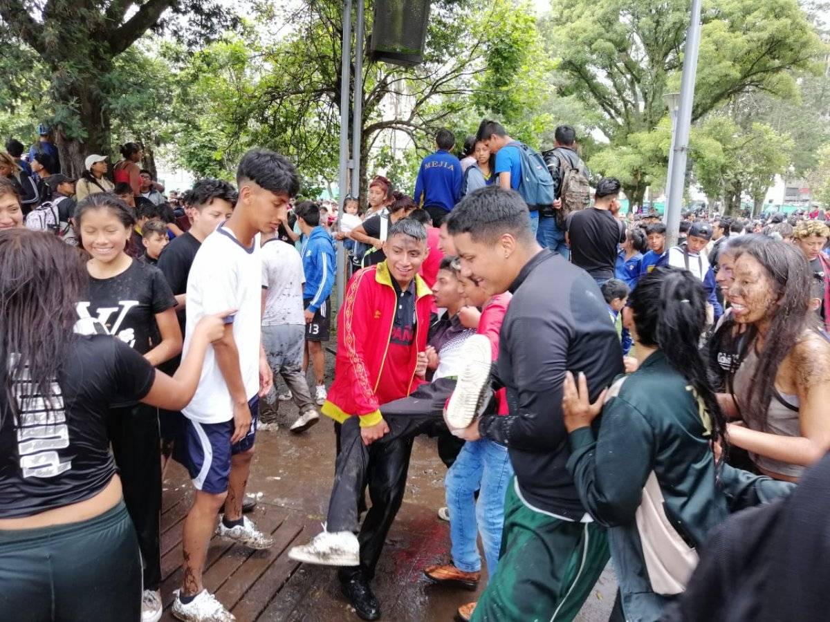 Estudiantes lanzándose a la laguna de la Alameda