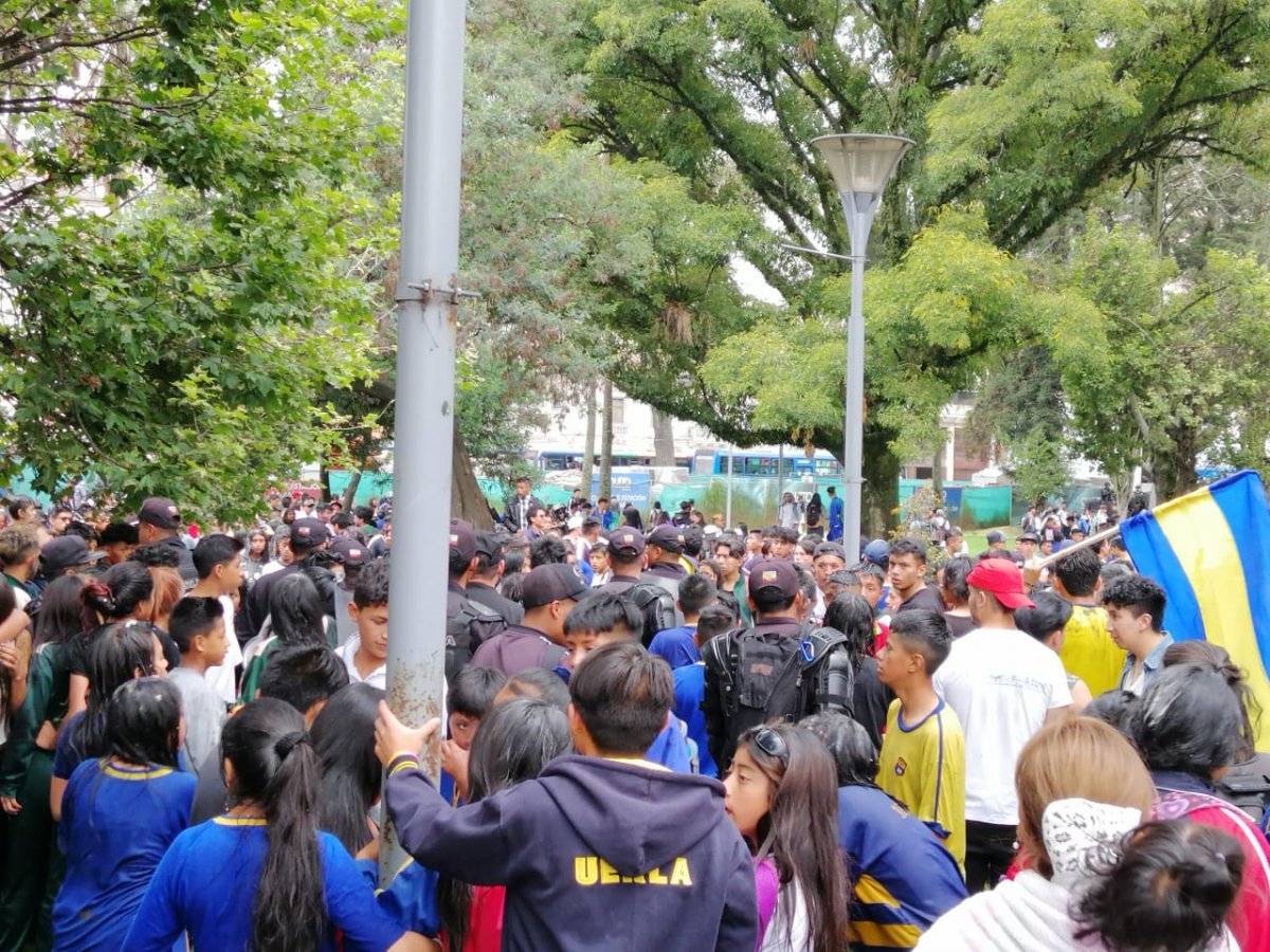 Estudiantes lanzándose a la laguna de la Alameda