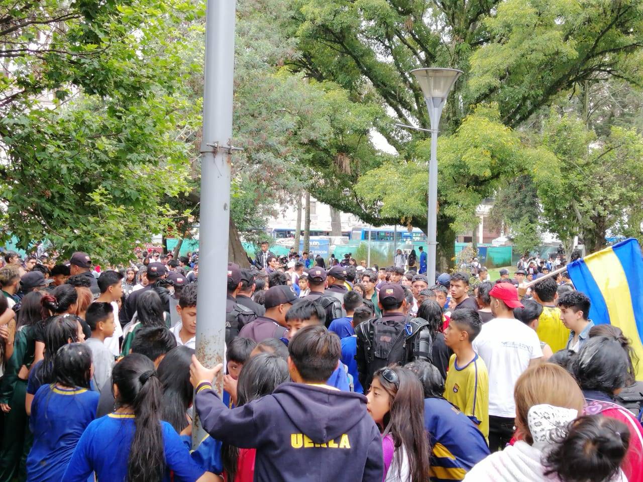 Estudiantes lanzándose a la laguna de la Alameda