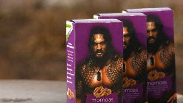 Esta niña usa a Jason Momoa para vender galletas