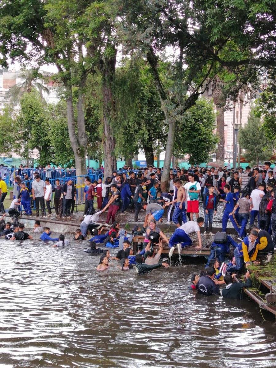 Estudiantes lanzándose a la laguna de la Alameda