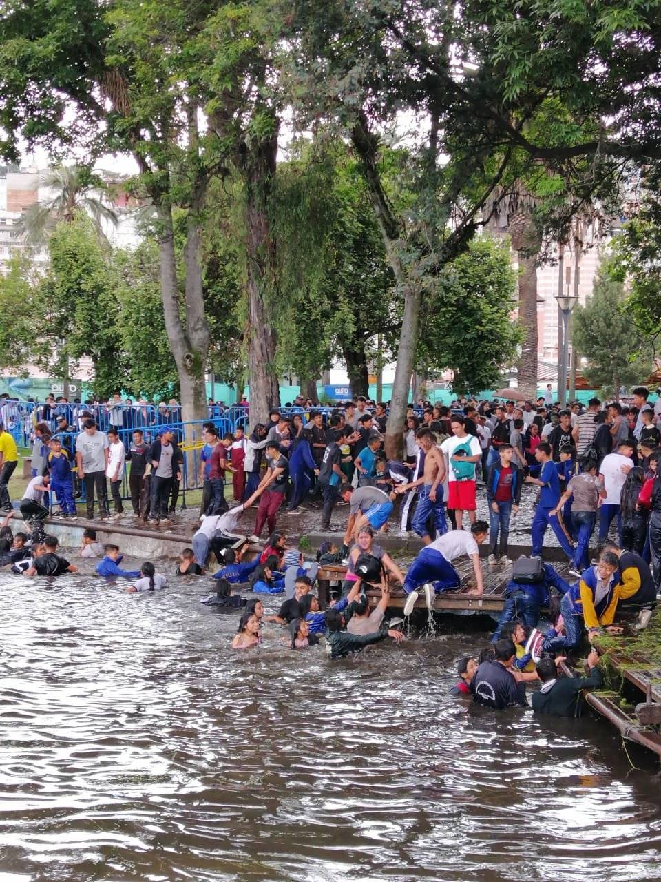 Estudiantes lanzándose a la laguna de la Alameda