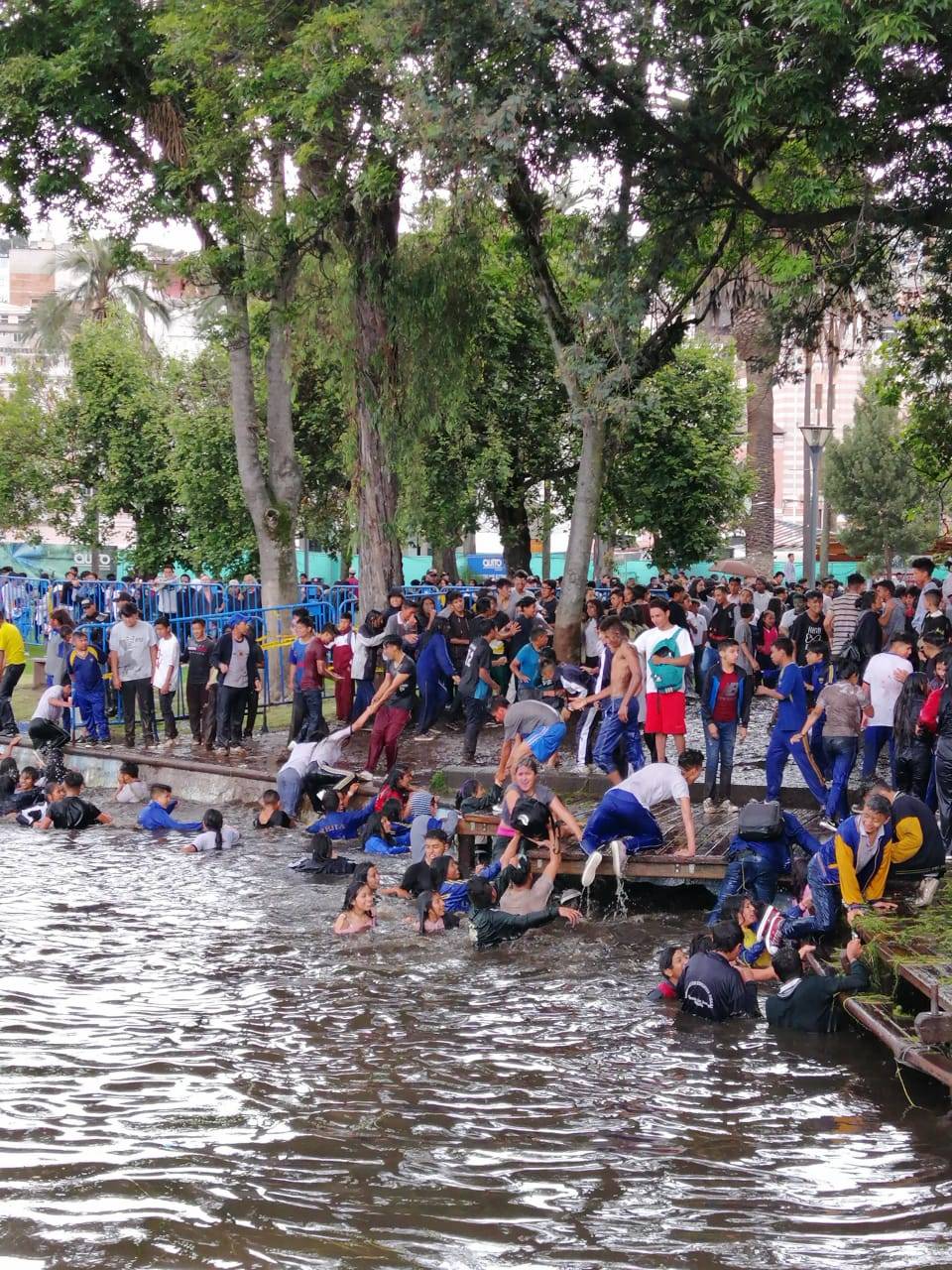 Estudiantes lanzándose a la laguna de la Alameda
