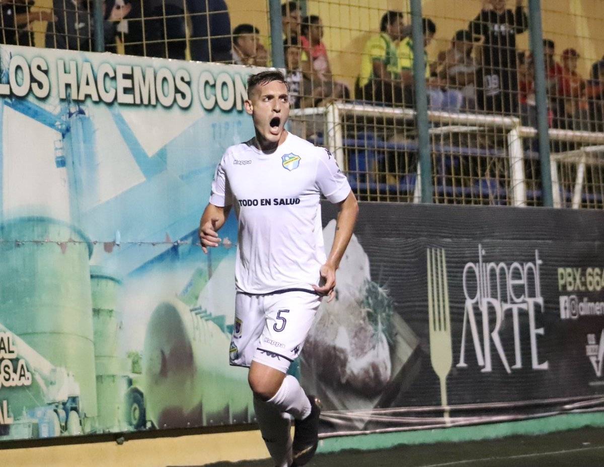 Hernández celebra su primer gol con los cremas