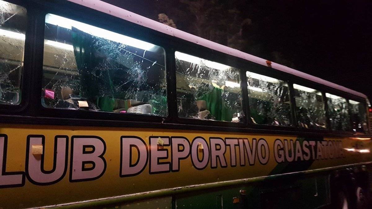 Bus de Guastatoya afuera del estadio Verapaz