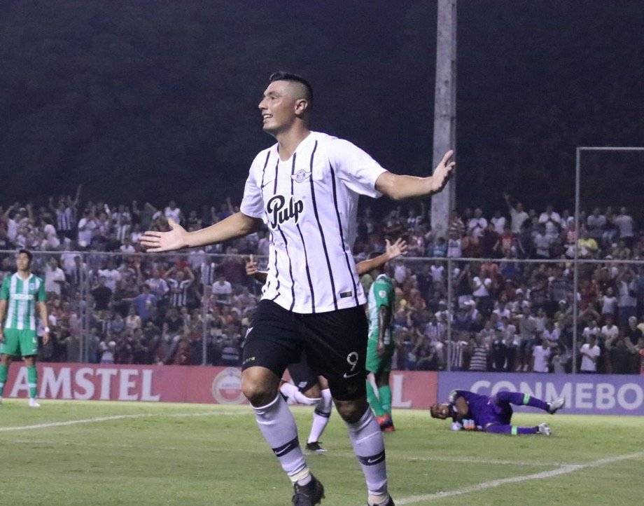 El experimentado Óscar Cardozo es la carta de gol de Libertad, primer rival de la UC en la Libertadores 2019 / Foto: @Libertad_Guma