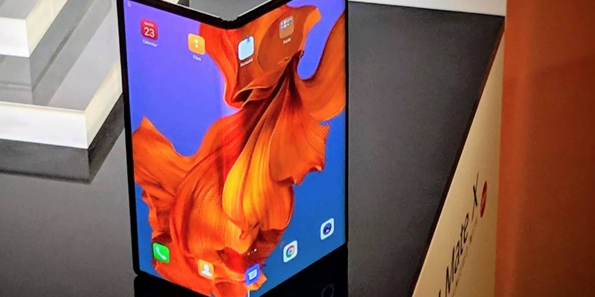 Sorprenden a CEO de Huawei utilizando el plegable Mate X en un aeropuerto Sorprenden a CEO de Huawei utilizando el plegable Mate X en un aeropuerto