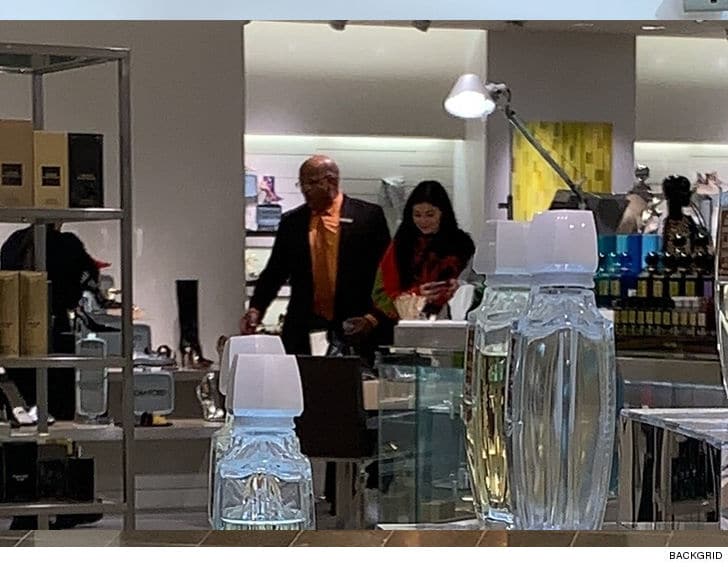 Kelyie Jenner va de compras con una nueva mejor amiga Kelyie Jenner va de compras con una nueva mejor amiga