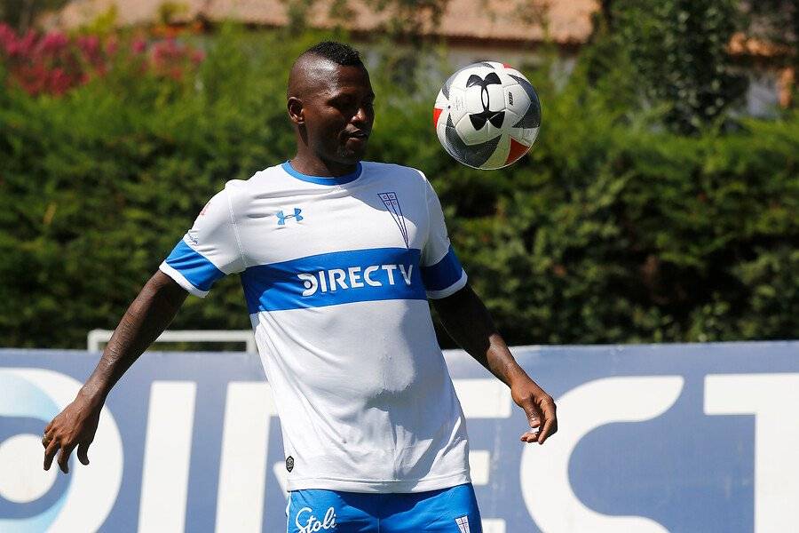 Duvier Riascos podría debutar por la UC ante Libertad en Paraguay / Foto: Photosport