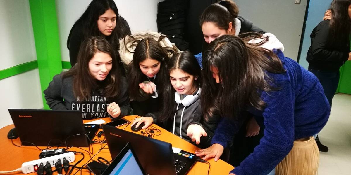 Matrícula de mujeres en carreras informáticas es la más baja en los últimos cinco años en Chile