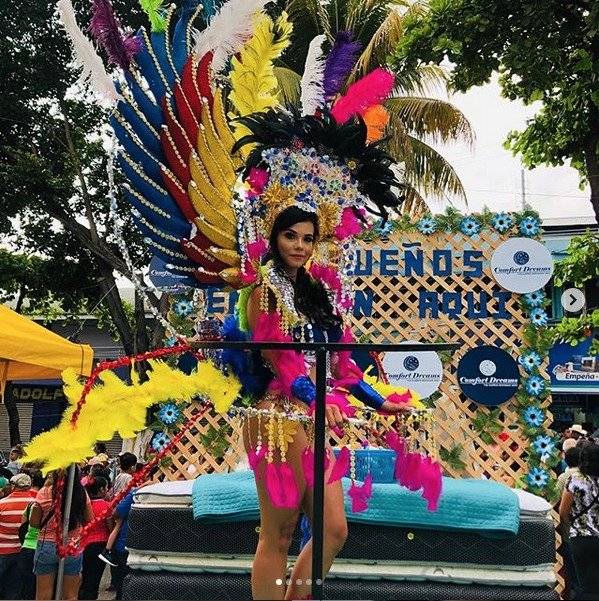la sensual laura Bariatti se hace presente en el Carnaval de Suchi