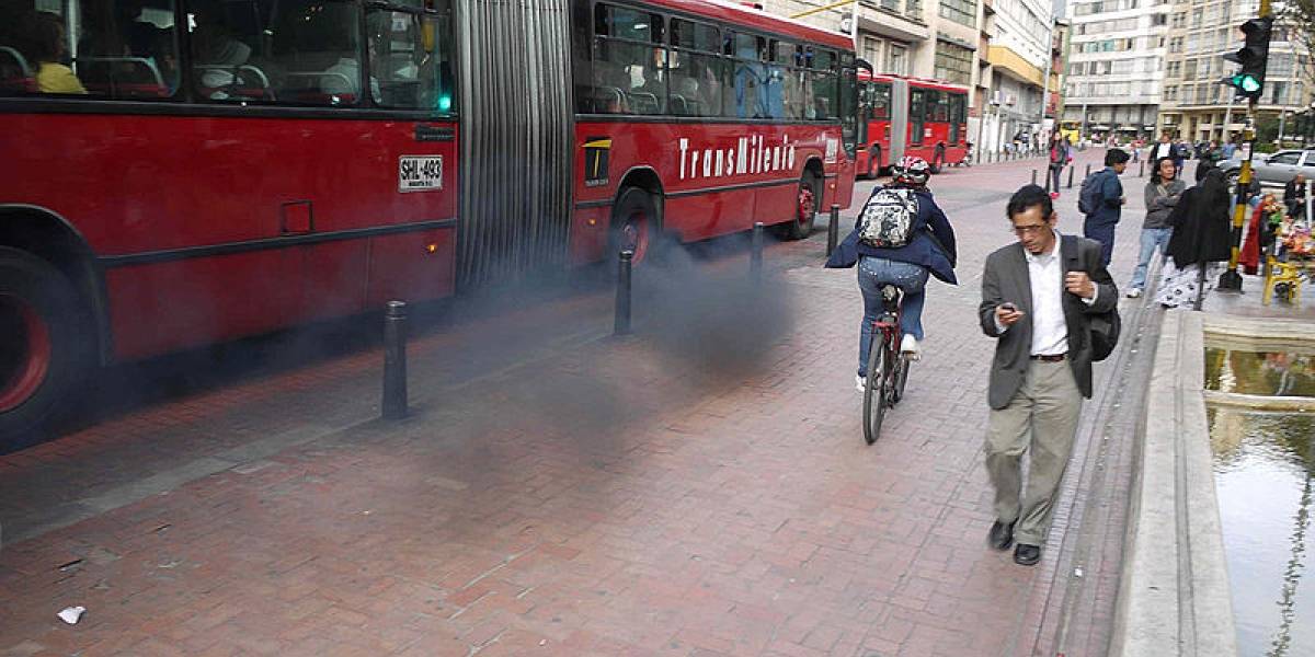 Colombia: Según estudio, viajar en Transmilenio equivale a fumar 10 cigarrillos diarios