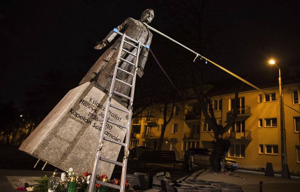Estatua derribada en Polonia