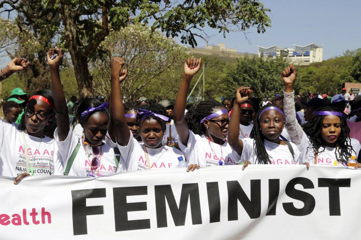 Mujeres participan en una marcha en el Día Internacional de la Mujer en Nairobi, Kenia, el viernes 8 de marzo de 2019. (AP Foto/Khalil Senosi)