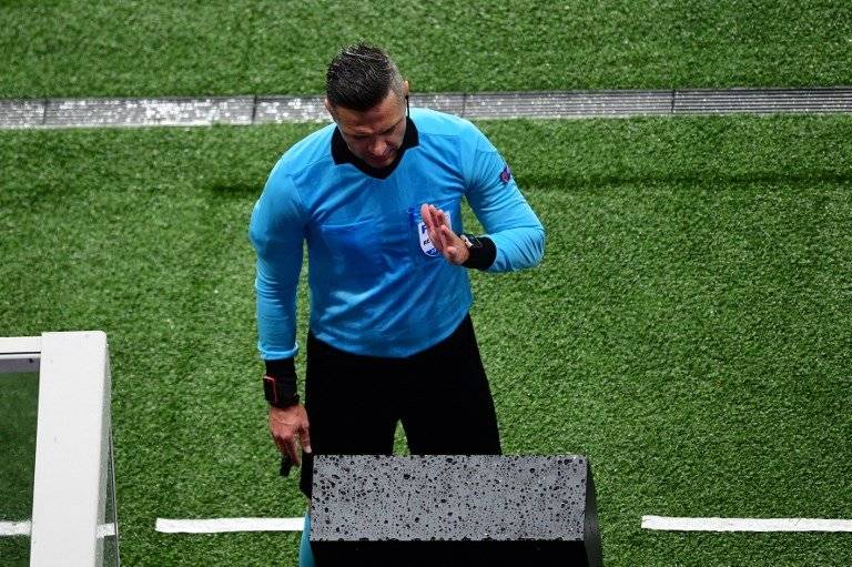 UEFA respalda al VAR tras las polémicas de los octavos en la Champions