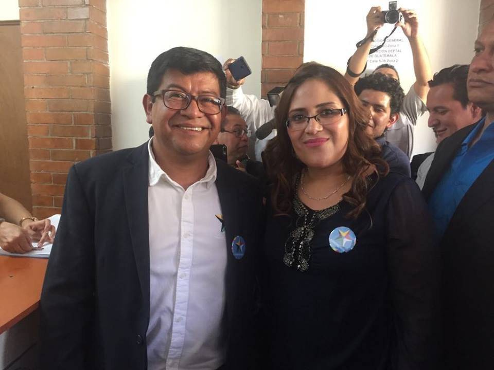Benito Morales y Claudia Valiente entregan papelería al TSE.