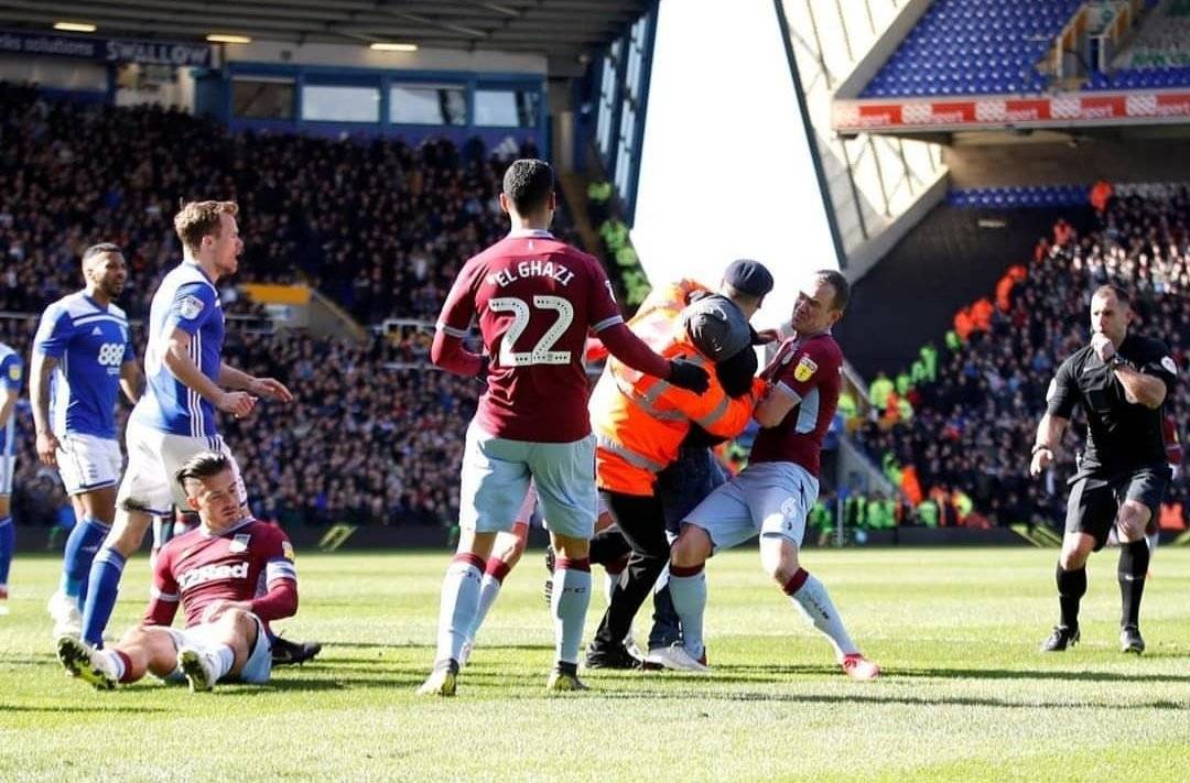 Aficionado del Birmingham agrede a jugador del Aston Villa