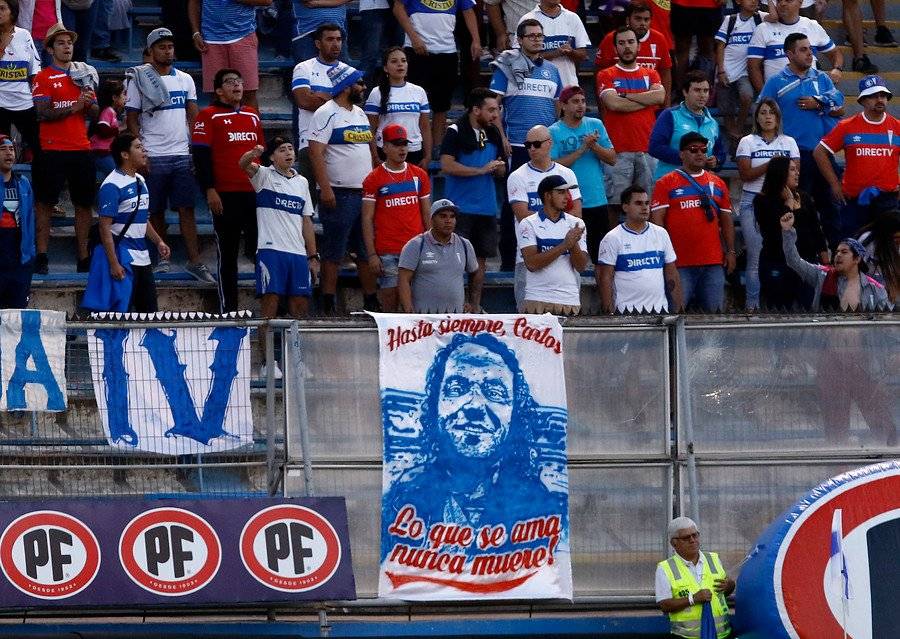 Un homenaje desde la galeríara el fallecido fotógrafo Carlos Catalán, reconocido hincha de la UC / Foto: Agencia UNO