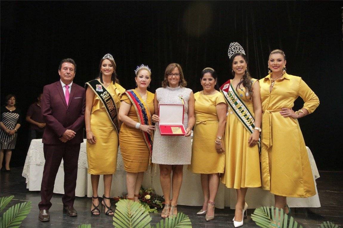 Elizabeth Cabezas recibe condecoración por su labor política