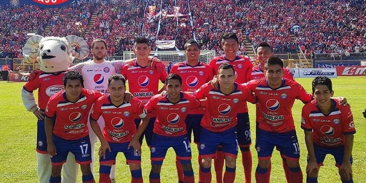 Ramiro Cepeda es agredido por aficionados en el estadio