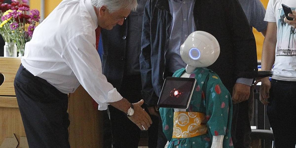 Presidente Piñera anunció un Sence para la "cuarta revolución industrial" saludando a un robot