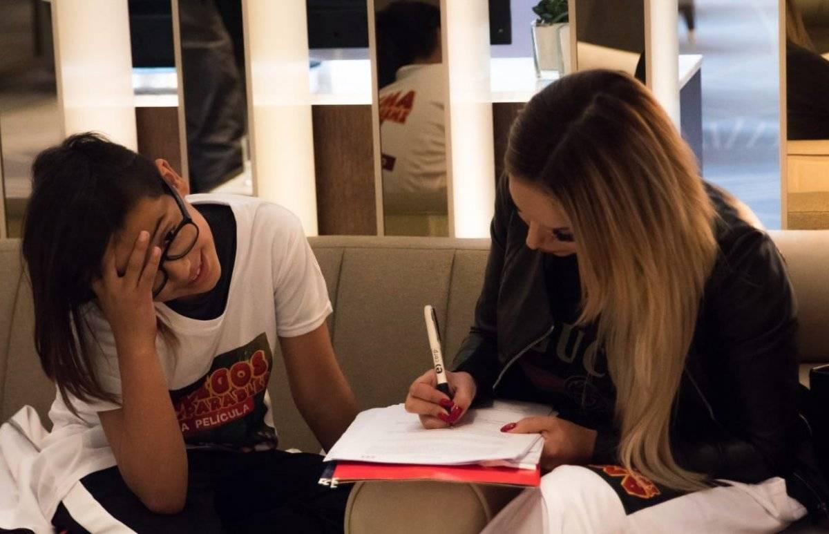 Madre del Monito firma el contrato