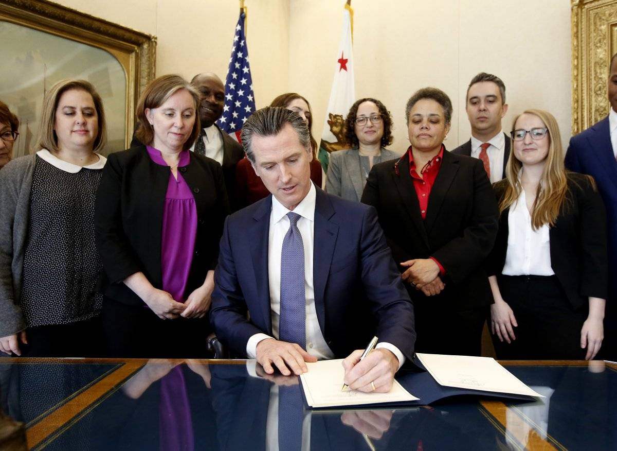 El gobernador Gavin Newsom firma la orden ejecutiva que establece una moratoria sobre la pena de muerte en su oficina del Capitolio el miércoles 13 de marzo de 2019, en Sacramento, California