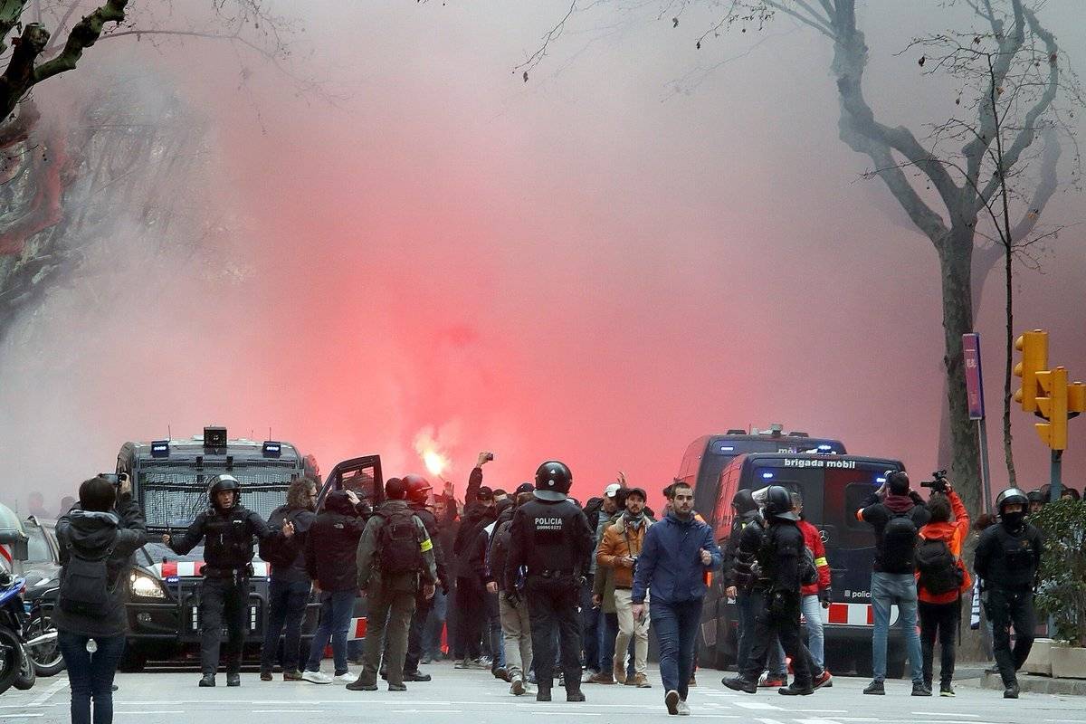 Enfrentamientos entre aficionados del Barcelona y Lyon