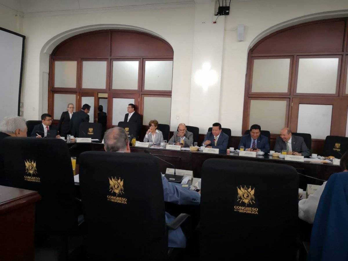 Jefes de bloque exigen a la Contraloría retirar finiquito a Thelma Aldana