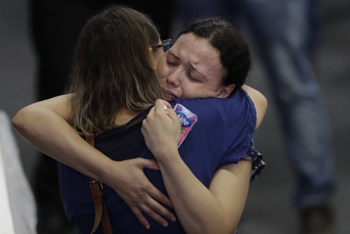 Familiares lloran a las víctimas de la matanza en la Escuela Estatal Raul Brasil durante un velorio colectivo en Suzano, gran Sao Paulo, Brasil, jueves 14 de marzo de 2019. (AP Foto/Andre Penner)