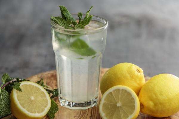 Como adelgazar tomando agua con limon