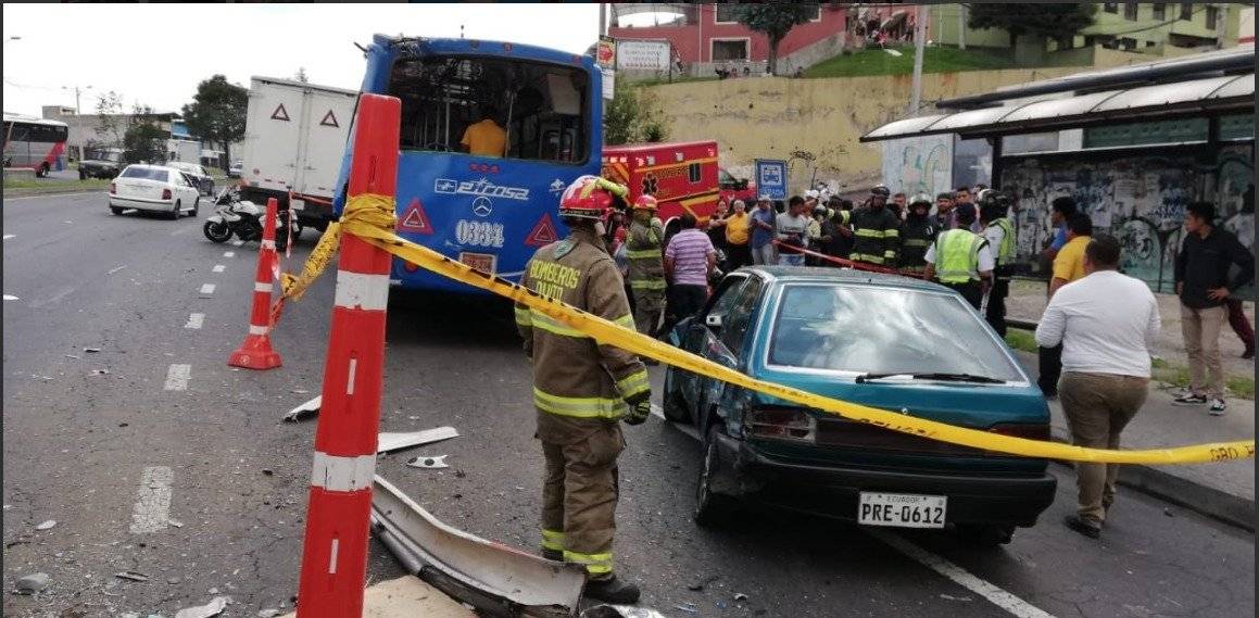 Quito: 6 personas heridas tras accidente de tránsito