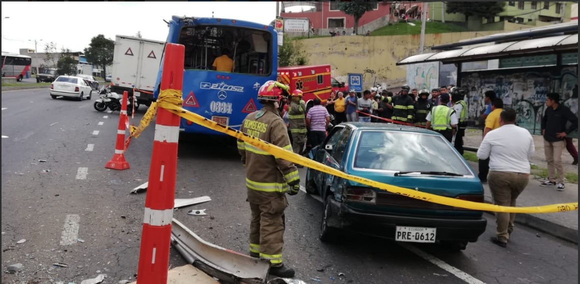 Quito: 6 personas heridas tras accidente de tránsito Quito: 6 personas heridas tras accidente de tránsito