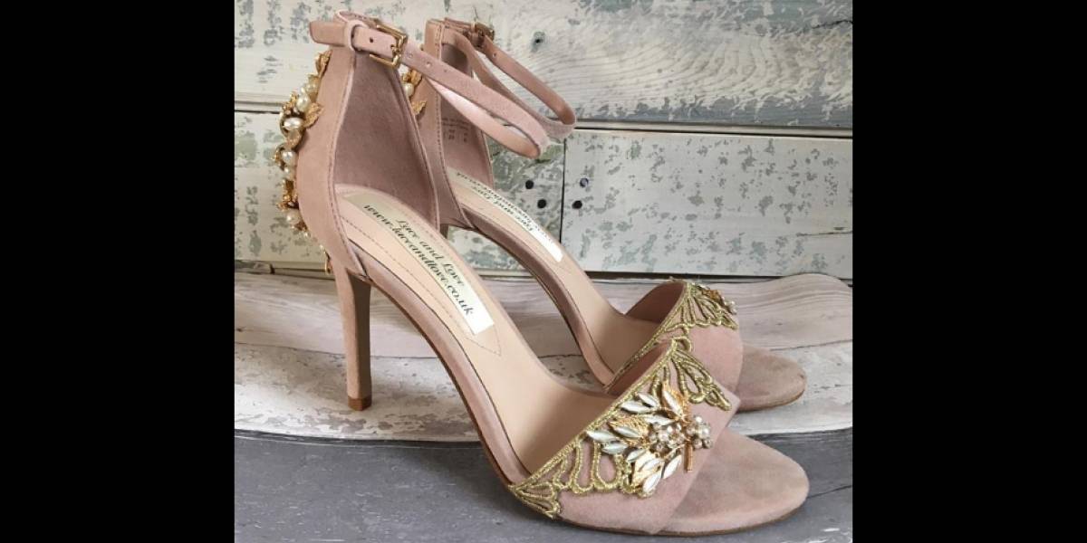 “Espero que tengas un día mágico” novia recibió el mejor regalo y descubrió un mensaje de su madre fallecida en los zapatos con los que se va a casar