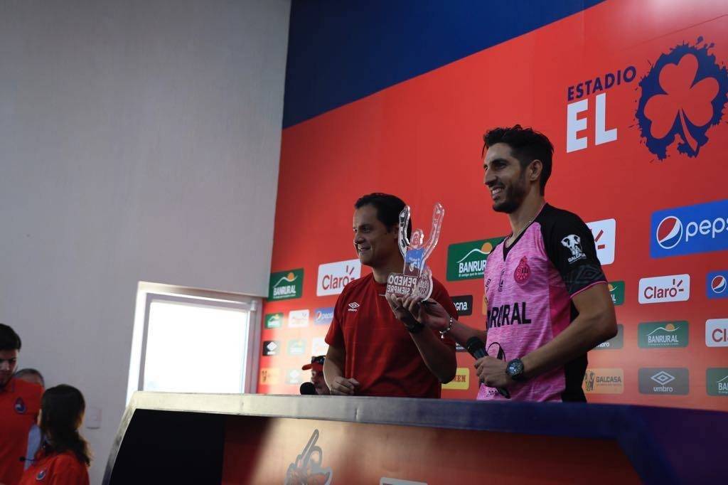 Convivencia de Jaime Penedo con la afición roja