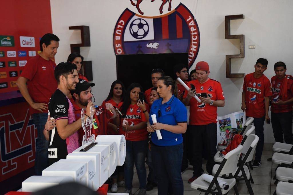 Convivencia de Jaime Penedo con la afición roja