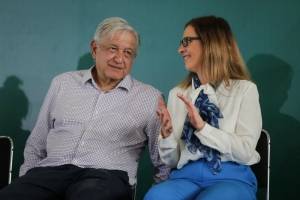 Circula foto de AMLO presuntamente apadrinando a hijo de famoso empresario