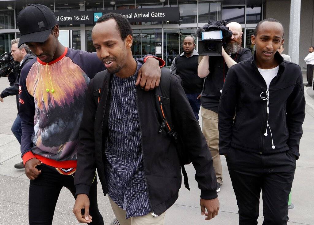 Abdifatah Ibrahim, centro, y su hermano Abdi, derecha, caminan con un amigo no identificado en Christchurch, Nueva Zelanda, el domingo 17 de marzo de 2019
