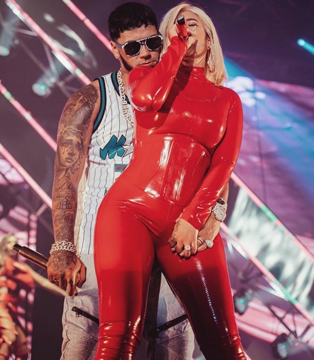 Anuel AA y Karol G durante su show en Bogotá.