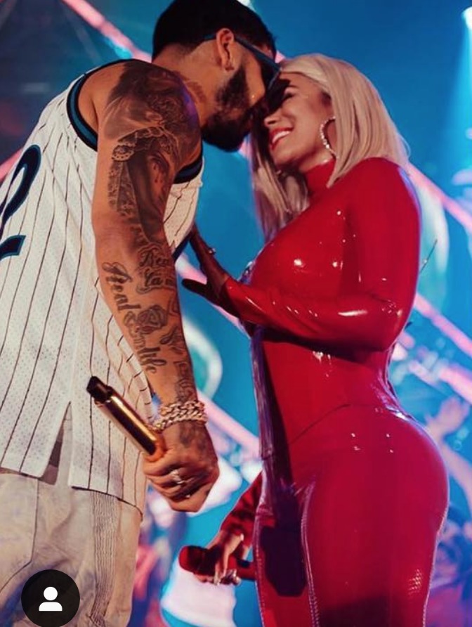 Anuel AA y Karol G durante su show en Bogotá.