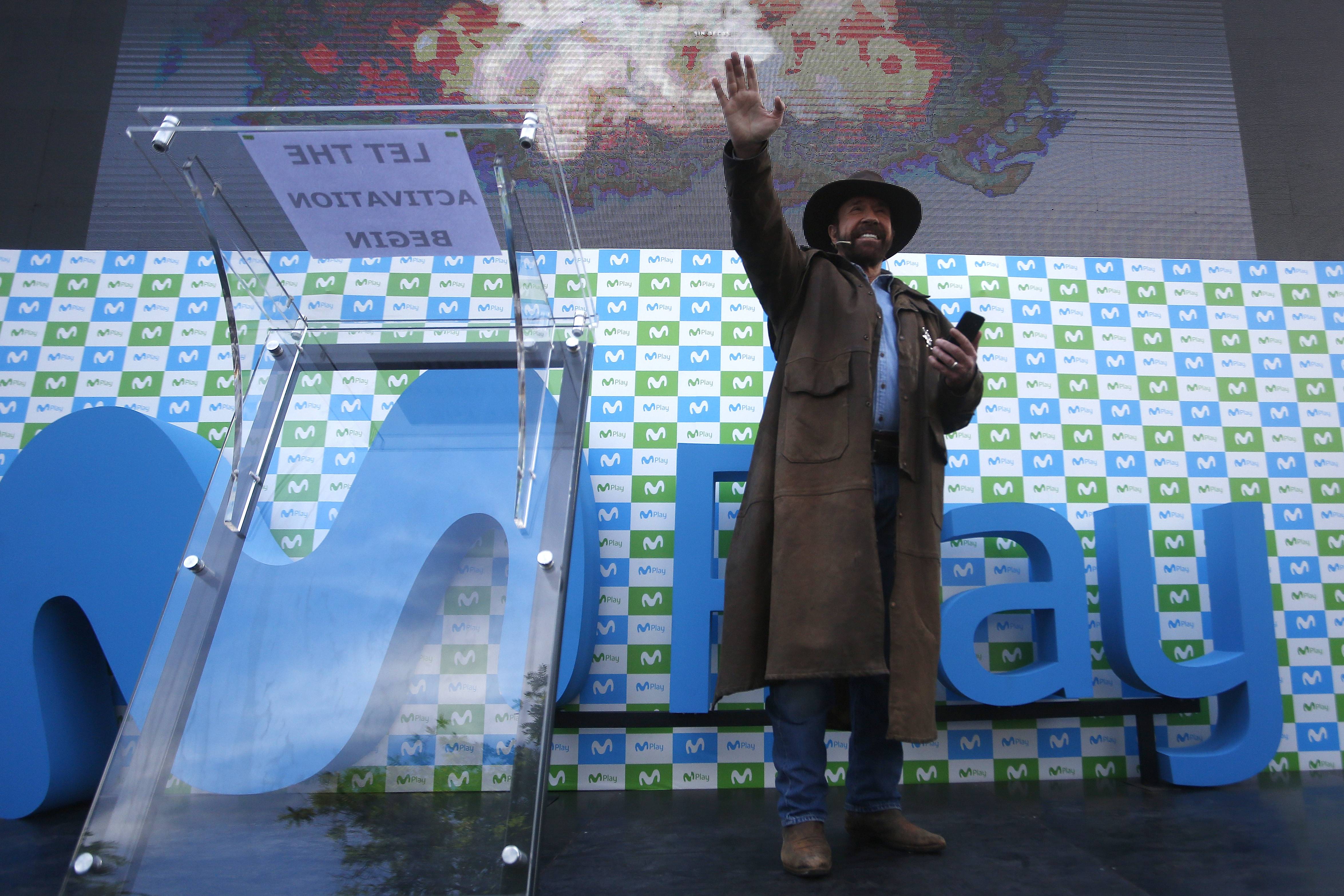 Chuck Norris Chuck Norris vino a Chile a revivir viejas glorias y memes en campaña publicitaria