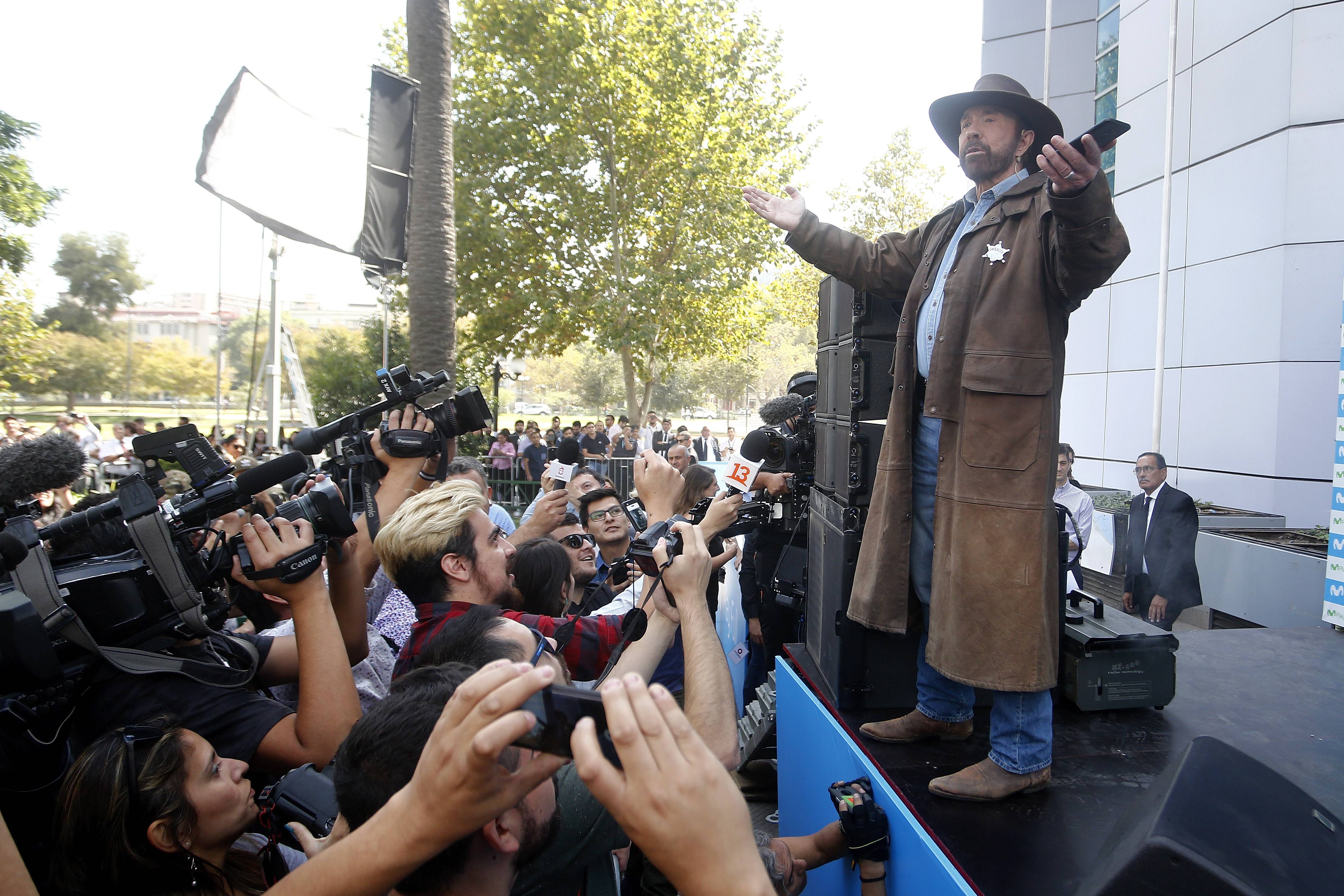 Chuck Norris Chuck Norris vino a Chile a revivir viejas glorias y memes en campaña publicitaria