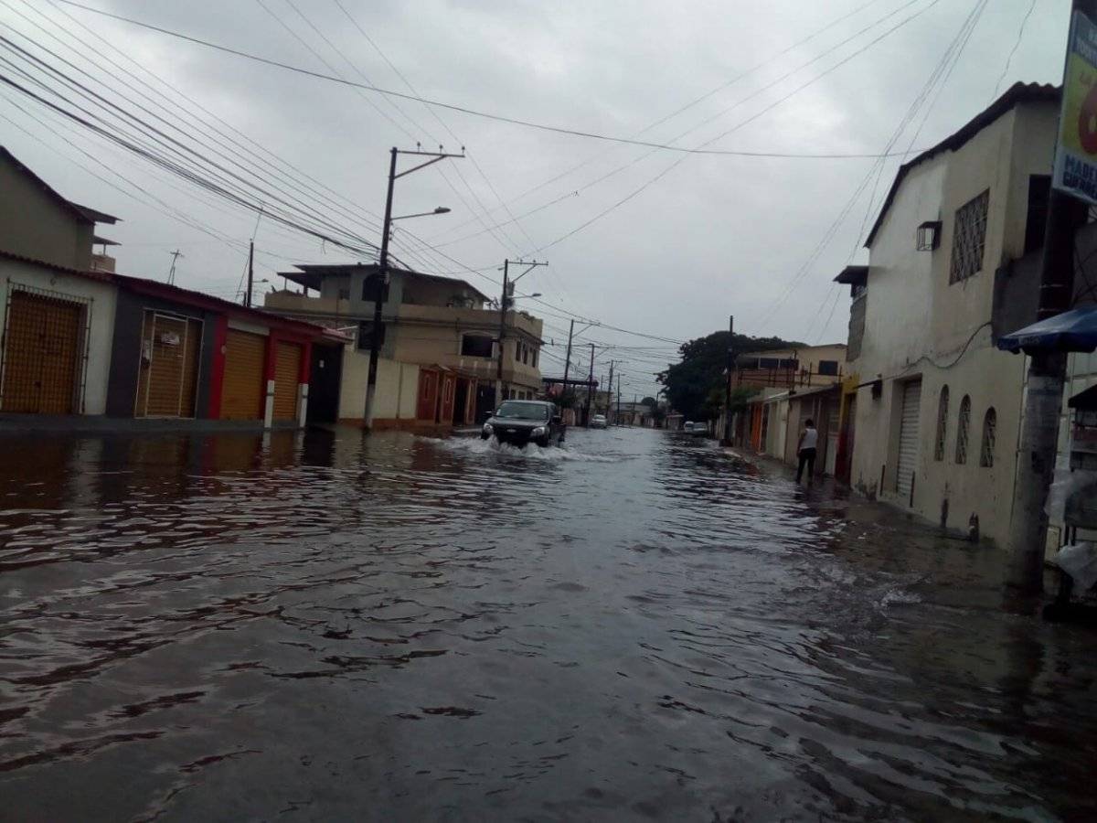 Av. Francisco Rizo, a la altura de la Fco de Orellana está totalmente anegada
