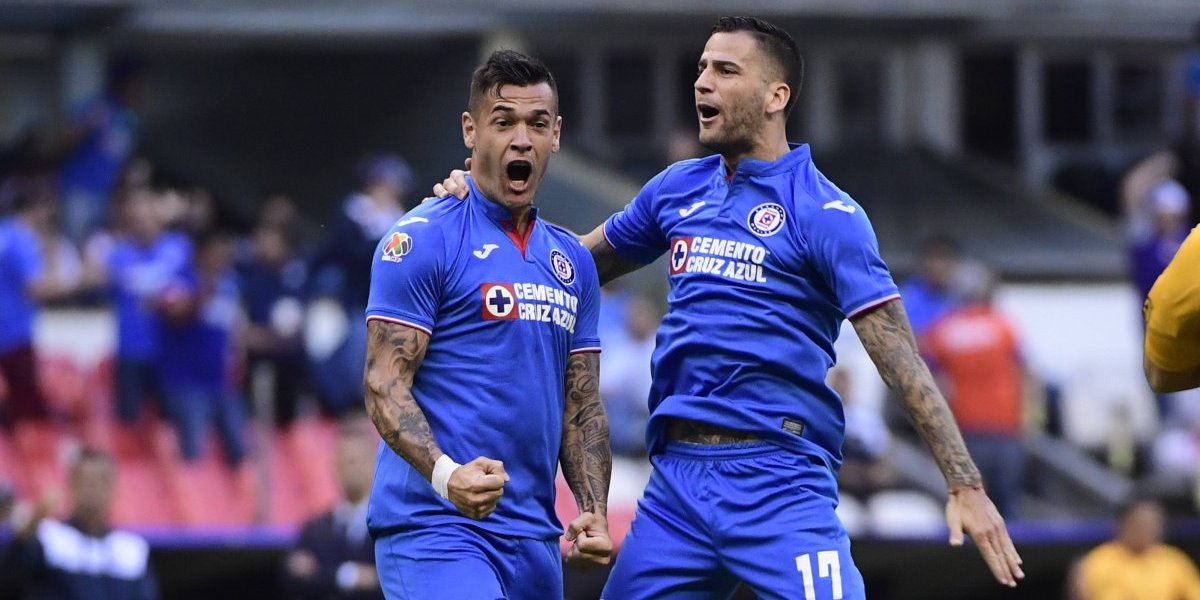 VIDEO Jugador de Cruz Azul viaja en autobús de la CDMX