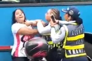 mujer agredió a dos guardas de tránsito