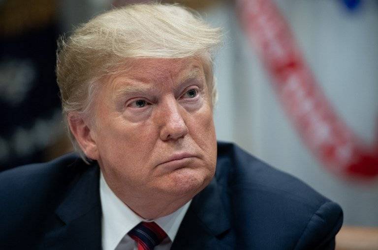 Donald Trump con gesto serio